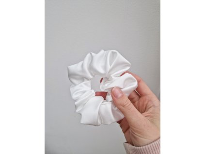 Saténová scrunchie bílá