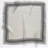 Hedvábný šátek bílo-černý s jemným vzorem 52x52 cm v dárkovém balení, HEDVÁBNÝ SVĚT (1)