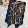Hedvábný šátek modrý s ornamenty 110x110 cm v dárkovém balení, HEDVÁBNÝ SVĚT (4)