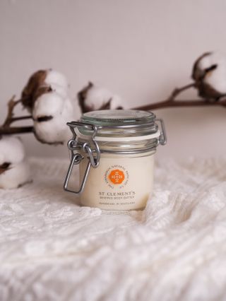 Šlehané tělové máslo sv. Klimenta bylo pojmenované podle známé britské ukolébavky, v níž se zpívá o pomerančích a...