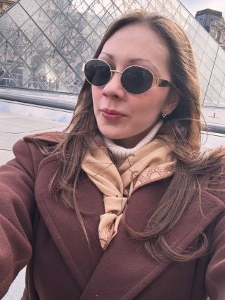 Naše Terka vyvezla náš nový autorský pléd Aurelia do Paříže!😍 A ta mu teda sluší, co říkáte? Pléd kombinuje dva...