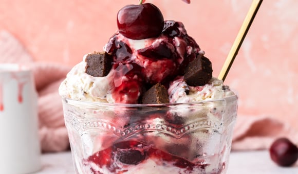 Višňový zmrzlinový pohár
