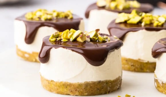 Mini pistáciové a kávové cheesecakes