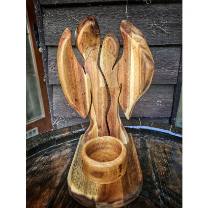 Andělé s roztaženými křídly a kalíškem na svíčku