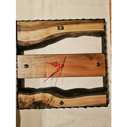 Velké masivní hodiny v Železném kovaném rámu