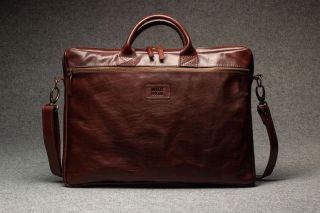 Nosíte s noťasem 💻 ještě hromadu drobností nebo sháníte krásný dárek, který udělá opravodovou radost? Pak hledáte tašku na...