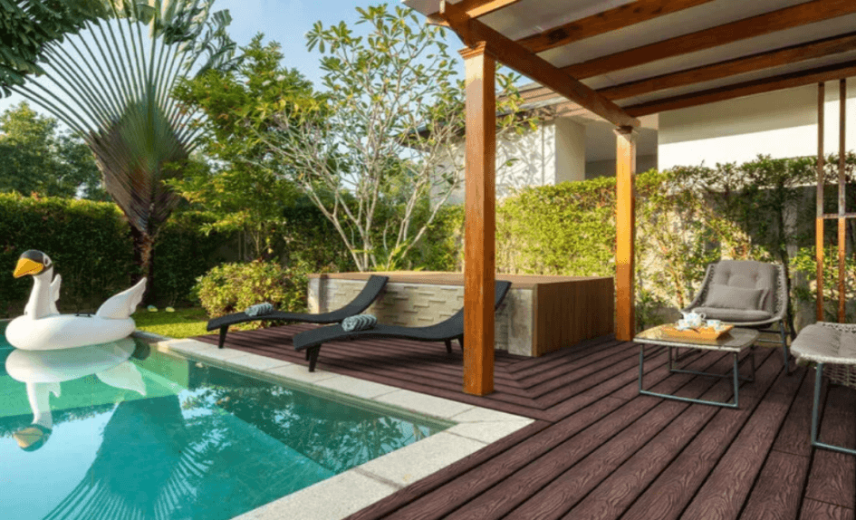 WPC dřevotřisková terasa u bazenu