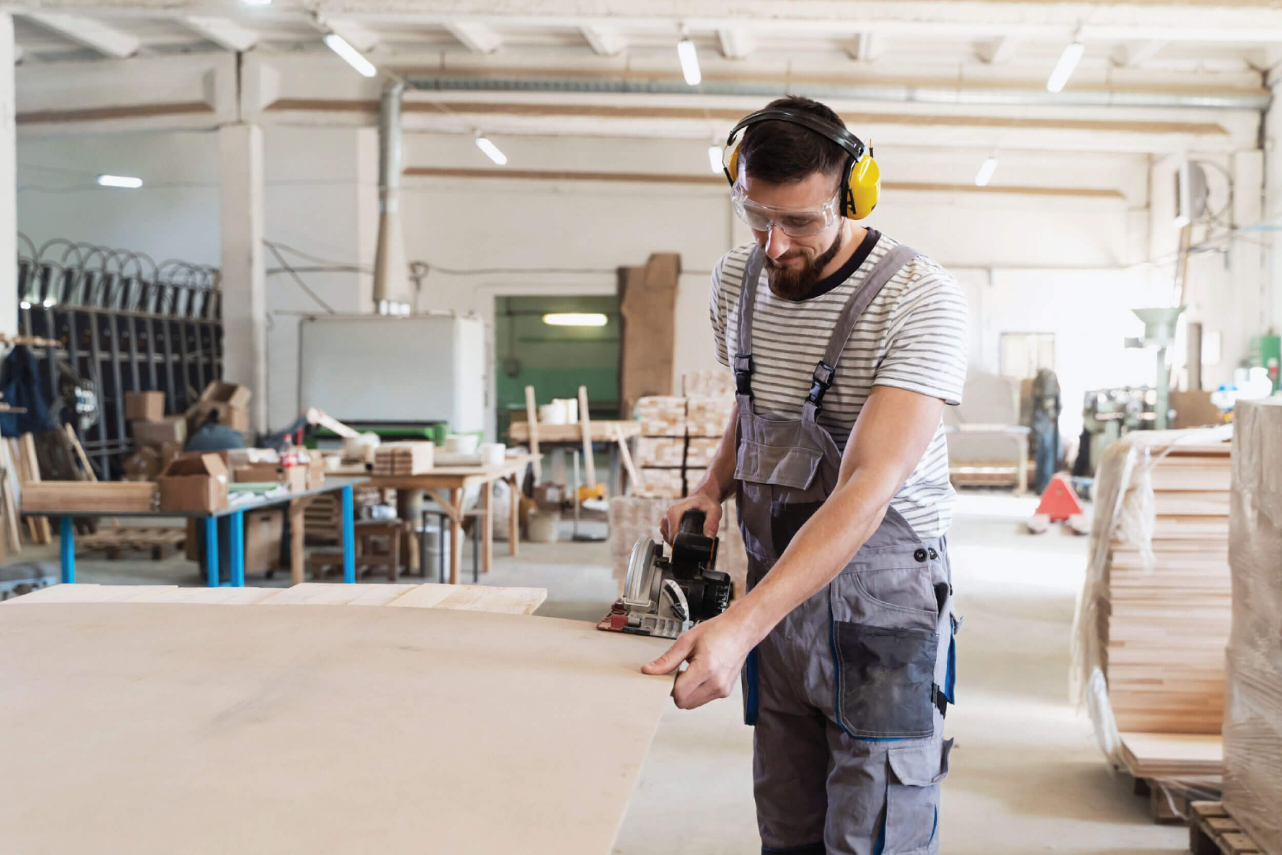 Nábytek z masivu, DTD či MDF: Jak vybrat správný materiál