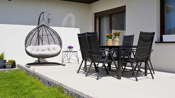 Jak proměnit balkon a terasu v letní oázu? Tipy na úpravu a zařízení