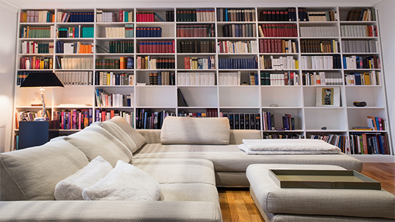 Regály na knihy: Udělejte si z obývacího pokoje knihovnu