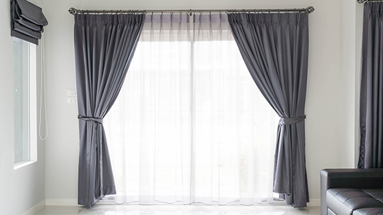 Jak správně řasit závěsy a záclony?