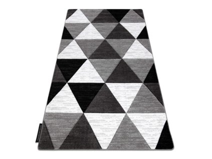 Triangl na bílém podkladu.