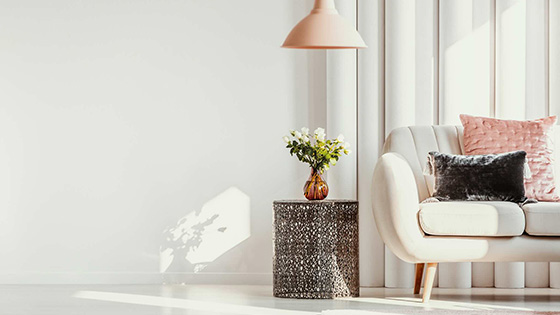 Kako uskladiti različite teksture? Kombiniranje tkanina i materijala na kauču