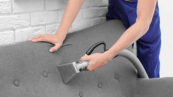 Hogyan tisztítsuk hatékonyan a kanapét – házi módszerek és bevált tippek