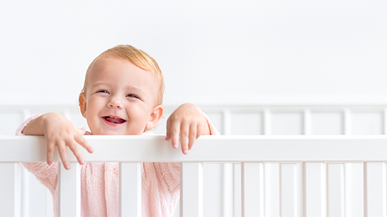 Hogyan tanítsuk gyermekünket önálló alvásra a kiságyban?