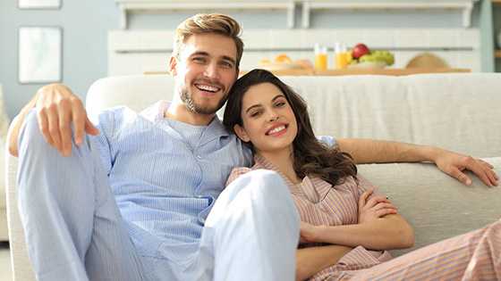 Magas háttámlájú vs. alacsony háttámlájú kanapék. Melyik kinek ideális?