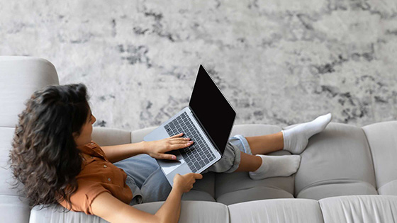 Canapea ideală pentru home office – când livingul servește ca birou