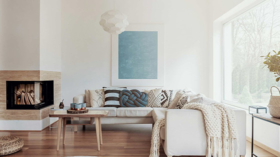 Cele mai bune accesorii pentru canapea – perne, pături, măsuțe decorative