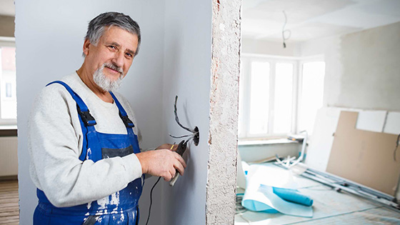 Renovare în regie proprie. Ce puteți face singuri și când e mai bine să apelați la un profesionist?