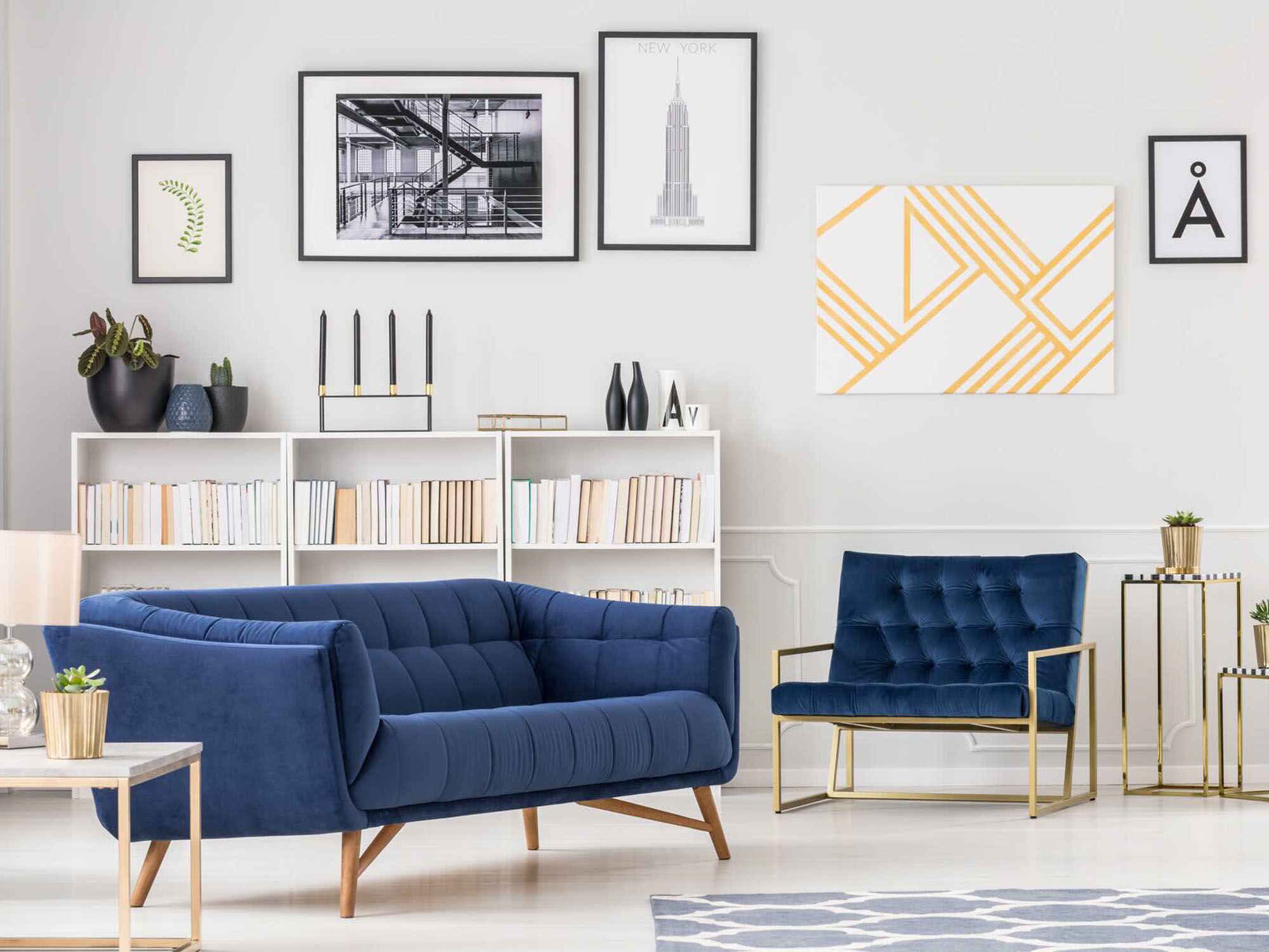 Kako izbrati pravi oblik nogic in konstrukcijo kavča za vaš prostor?