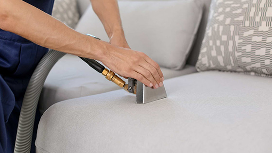 Čistenie čalúnenej sedačky – postupy, ktoré naozaj fungujú