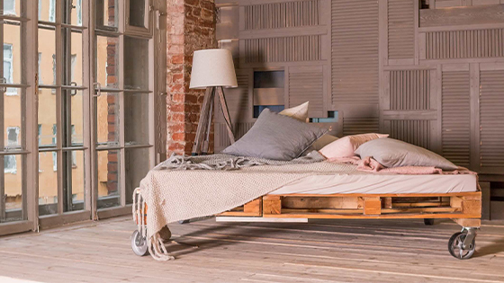 Chcete si postaviť posteľ z paliet? Toto budete potrebovať