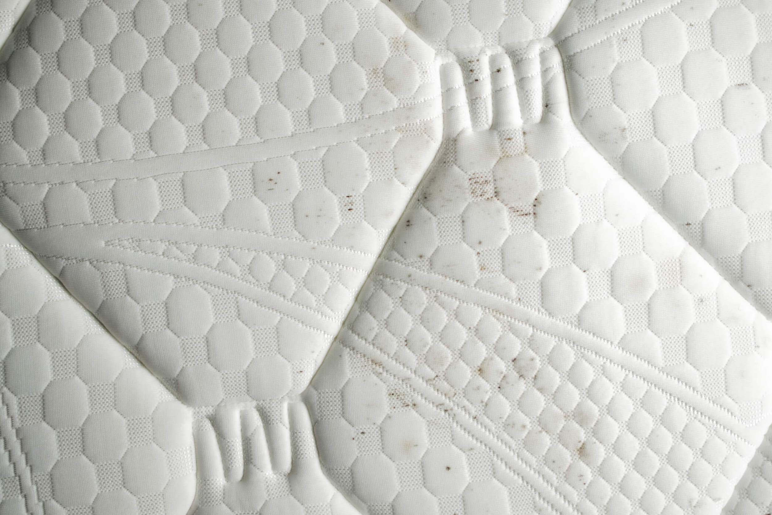 Prečo sa tvorí v matraci pleseň a ako sa jej zbaviť?