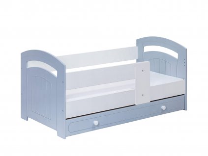 Sivá detská posteľ Gucio so zábranou a úložným boxom pod posteľou.