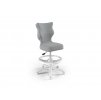 Stolička s ergonomickým tvarom Petit v sivej látke.