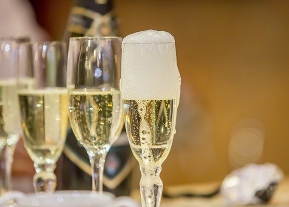 ➤  JAKOU SKLENIČKU  PRO ŠAMPAŇSKÉ?