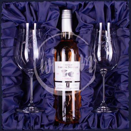 Růžové víno z Bordeaux se skleničkami