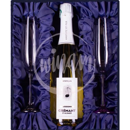 Šumivé víno z Chardonnay se skleničkami