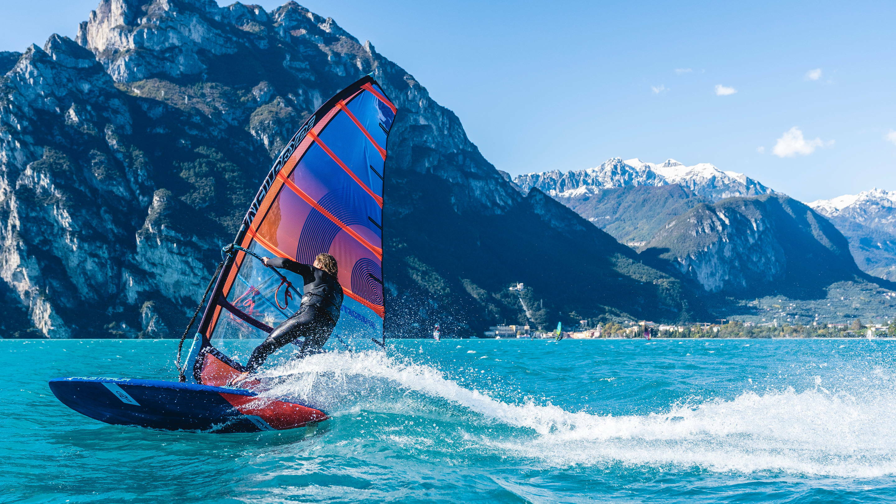 obrazek_red_purple_na_garde_jp_foil_plovak_freerace_plachta_windsurfing_karlin