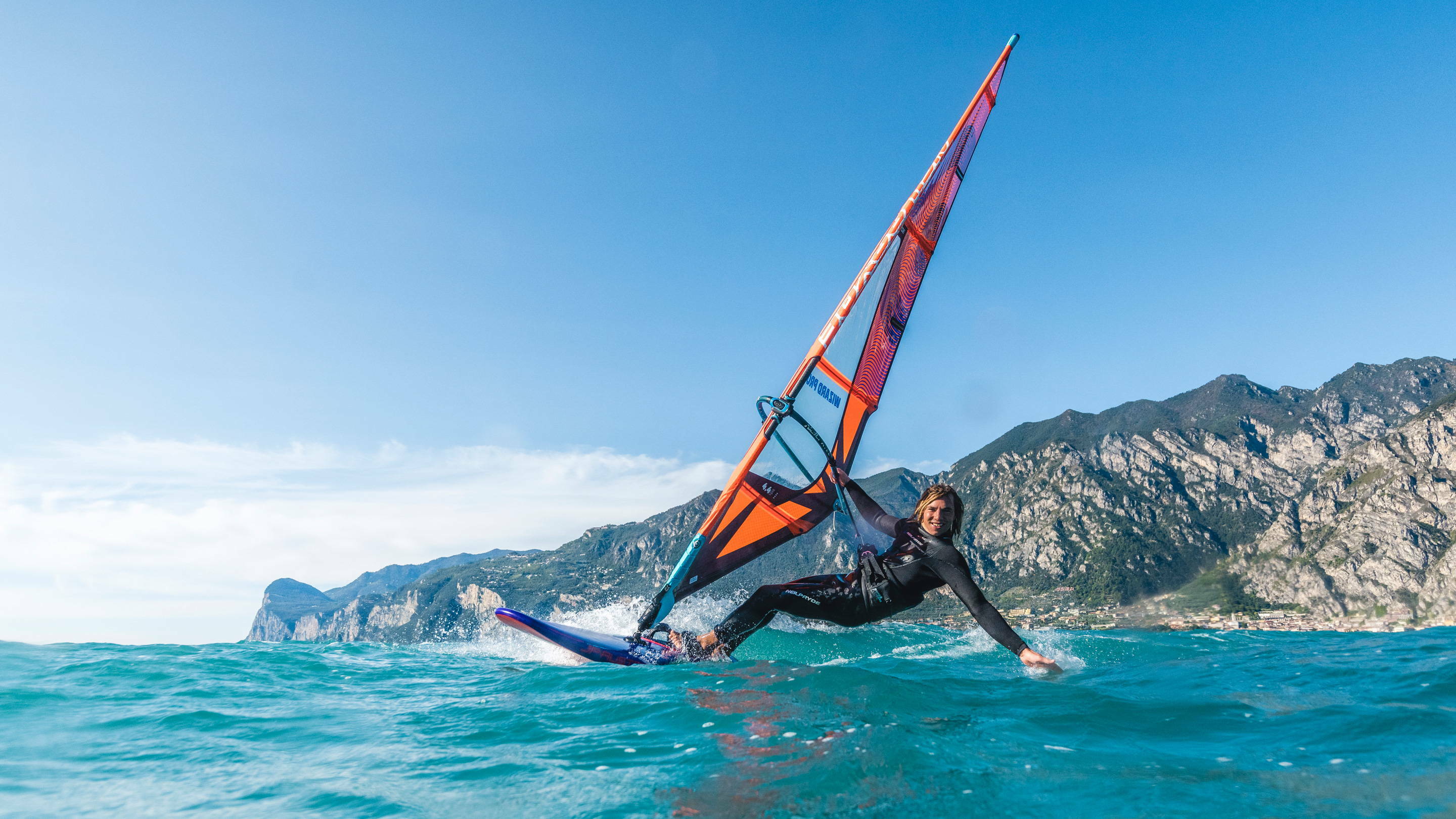 obrazek_hodna_plachta_wizard_windsurfing_karlin_neilpryde_2021