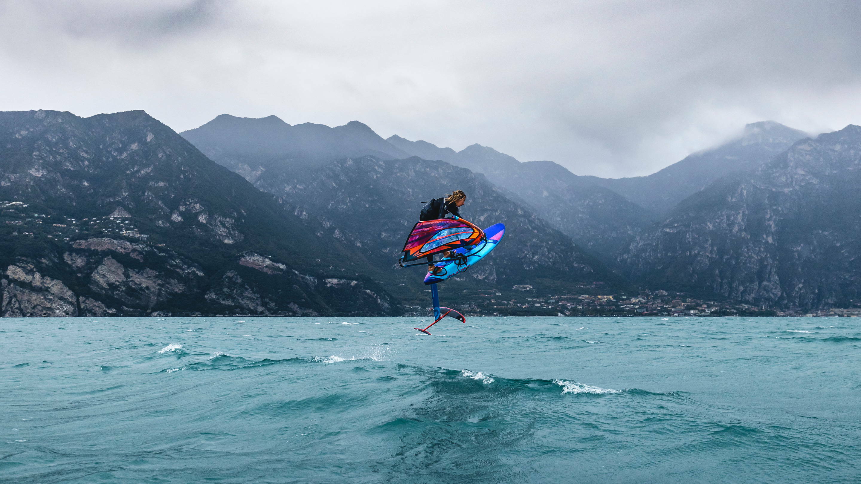 obrazek_wizard_plachta_a_foil_garda_trick_neilpryde_plachta_windsurfing_karlin