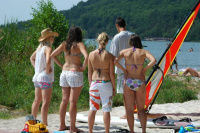  holky koukaji na instruktora po windsurfingu