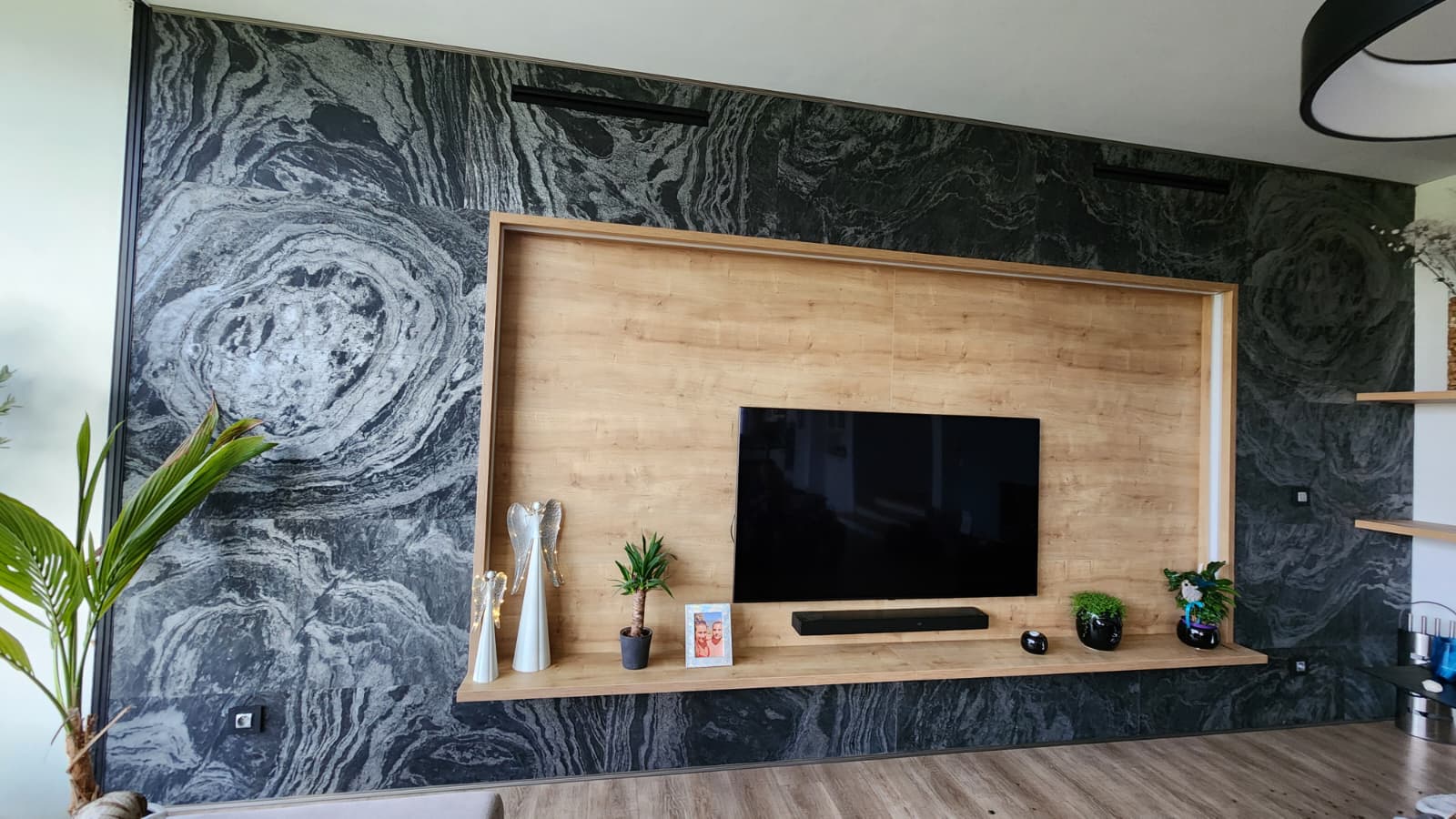 TV stěna s přírodní kamennou dýhou Silver Grey Black