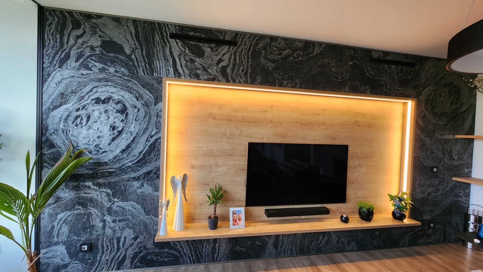 TV stěna s LED podsvícením – Silver Grey Black