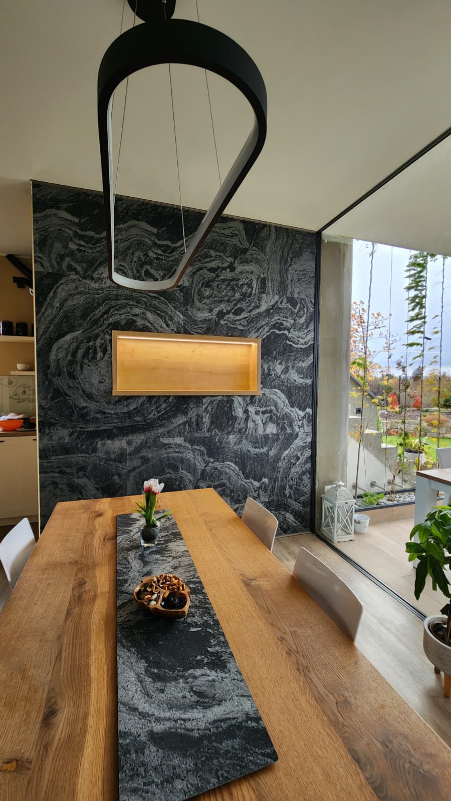 Kuchyňská stěna v přírodní kresbě kamene