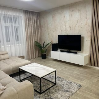 ✨ Realizace s kamennou dýhou Rosso Cooper V1 ✨ Přírodní elegance, která promění každý interiér v designový prostor 🤍 Na...