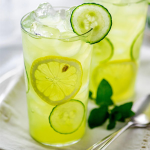 Domácí klasická okurková limonáda s citronovou šťávou a sodovkou