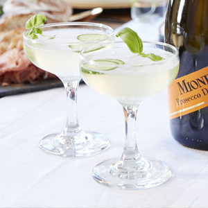 Svěží party drink Okurkové Prosecco Fizz s bezovým sirupem Giffard