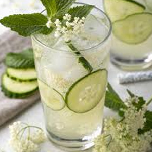 Míchaná okurkovo-bezová limonáda s bezovým sirupem Giffard Fleur de Sureau