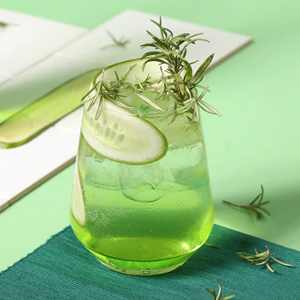 Suchý bylinkový nealko drink - Okurkový tonic s rozmarýnem a limetkovou šťávou