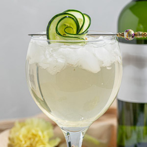 Letní alkoholický míchaný drink - Okurkový vinný střik ze suchého bílého vína