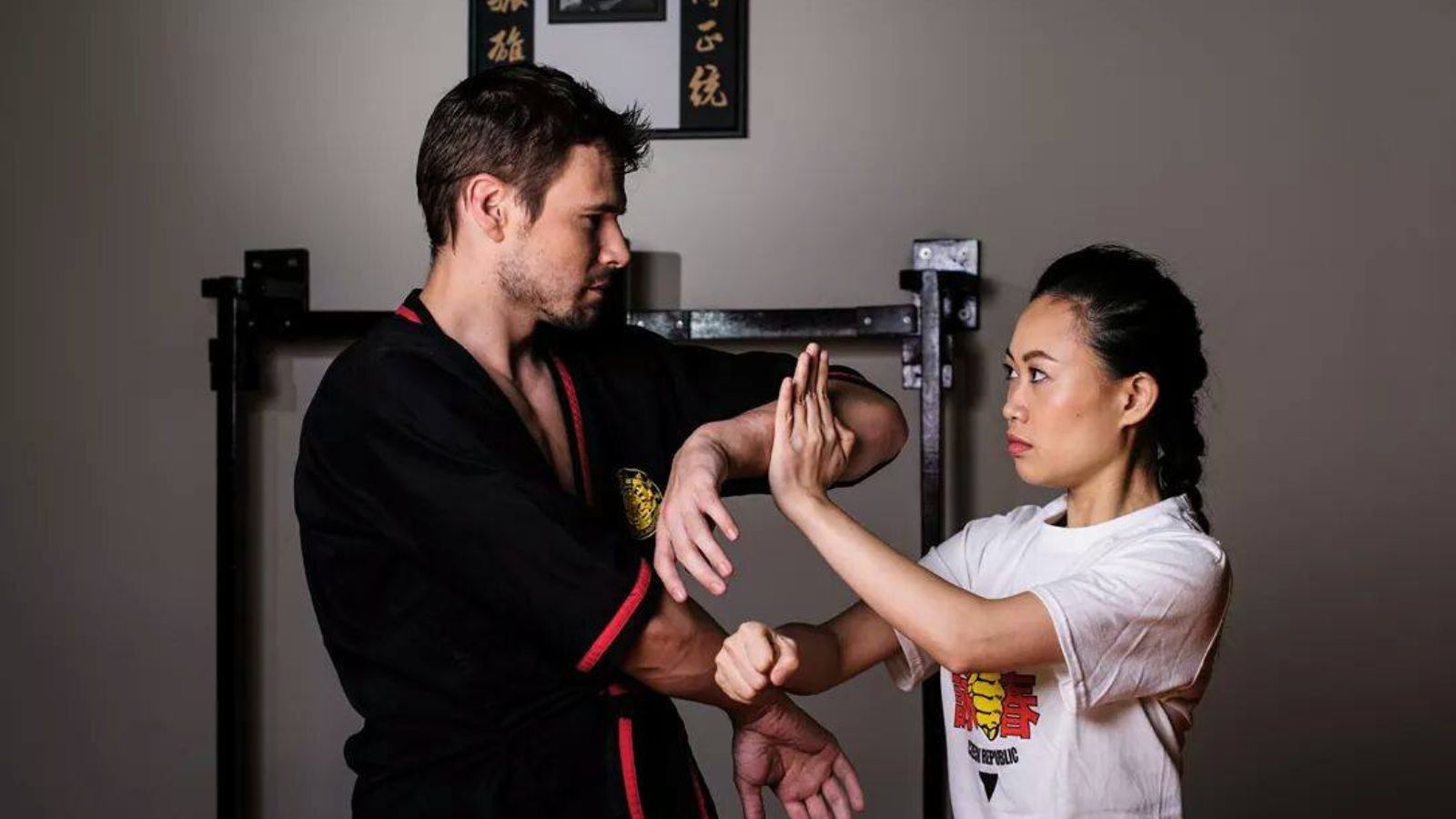 Instruktor a studentka na Wing Tsun tréninku v Rakovníku