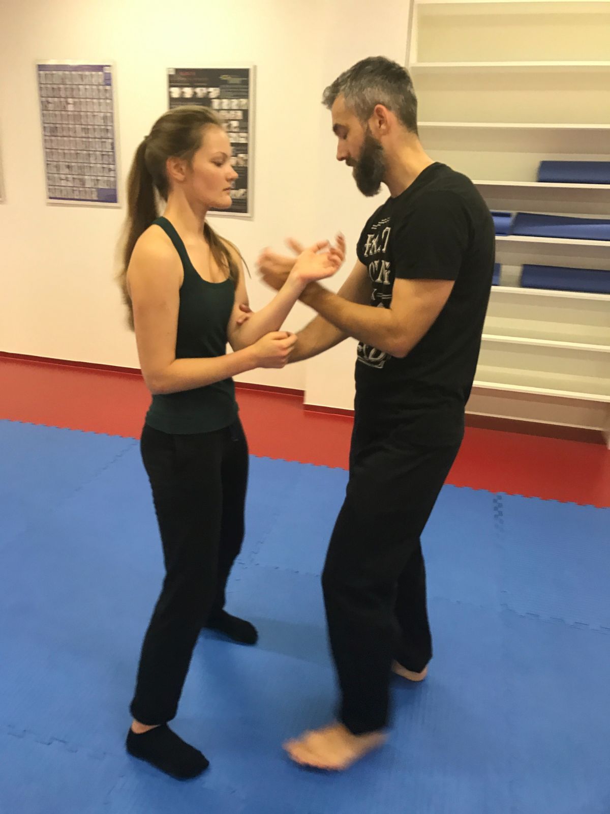 Žena v bojovém postoji Wing Tsun