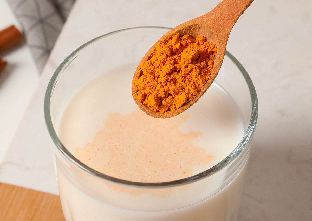 Mrożone złote mleko na słoneczne dni