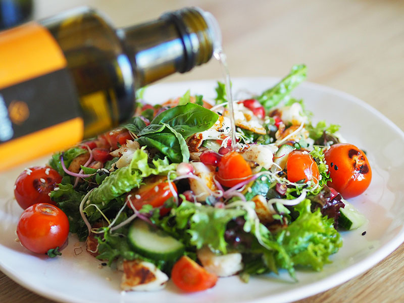 RECEPT: Letní salát s MCT olejem a sýrem halloumi