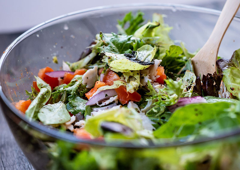 Proč vyzkoušet salát s MCT olejem